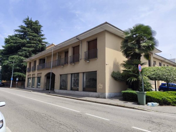 negozio in vendita a Gallarate in zona Arnate