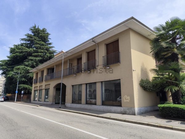 locale commerciale in vendita a Gallarate in zona Arnate