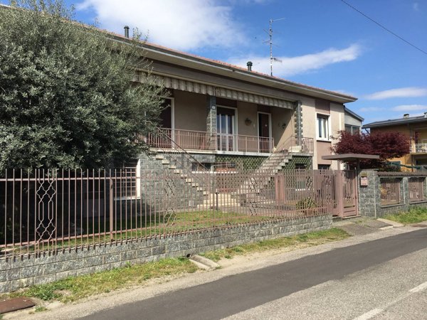 casa indipendente in vendita a Gallarate in zona Arnate