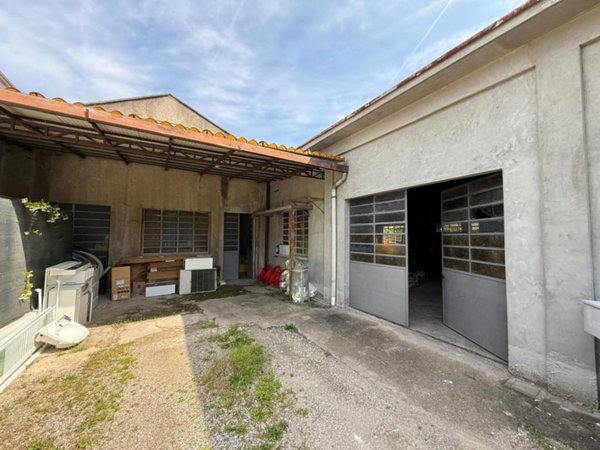 locale commerciale in vendita a Gallarate in zona Crenna