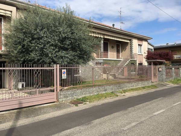 casa indipendente in vendita a Gallarate in zona Arnate