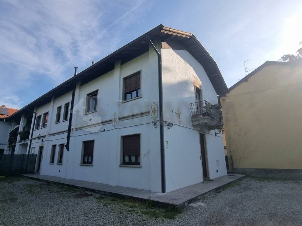 appartamento in vendita a Gallarate in zona Sciarè