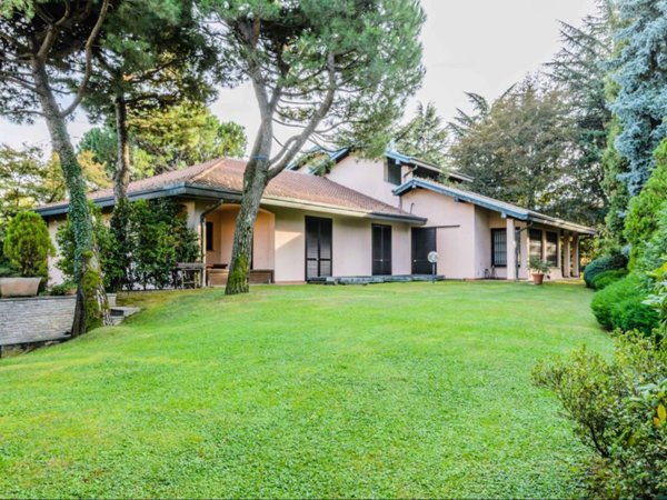 villa in vendita a Gallarate in zona Sciarè