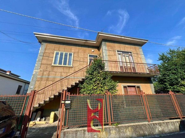 casa indipendente in vendita a Gallarate in zona Sciarè