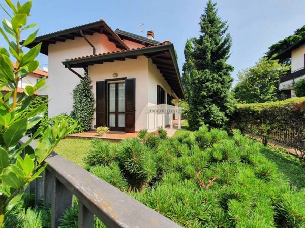 casa indipendente in vendita a Gallarate in zona Sciarè