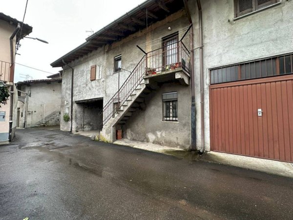 casa indipendente in vendita a Gallarate in zona Crenna