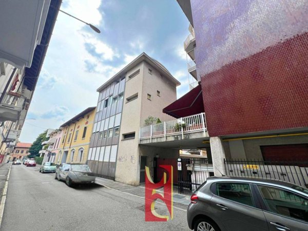 locale commerciale in vendita a Gallarate