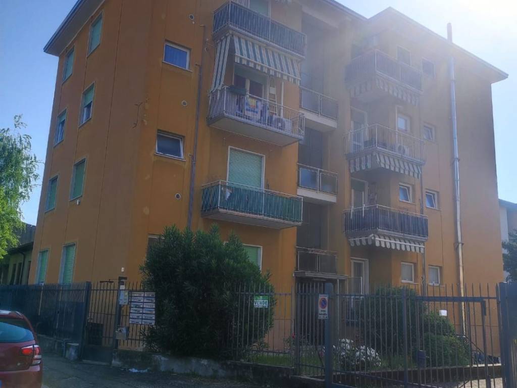 appartamento in vendita a Gallarate in zona Sciarè
