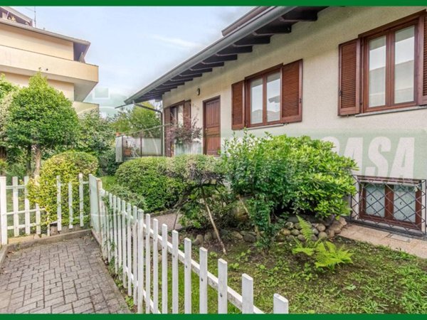 casa indipendente in vendita a Gallarate in zona Crenna