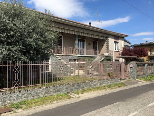 casa indipendente in vendita a Gallarate in zona Arnate