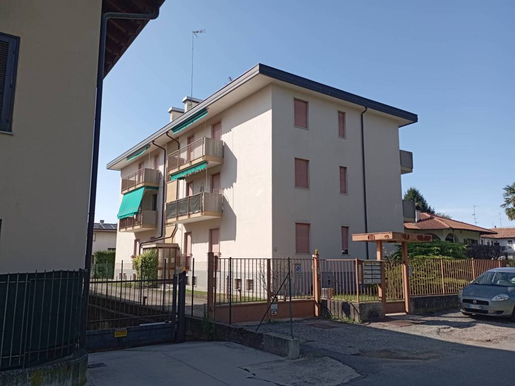 appartamento in vendita a Gallarate in zona Crenna