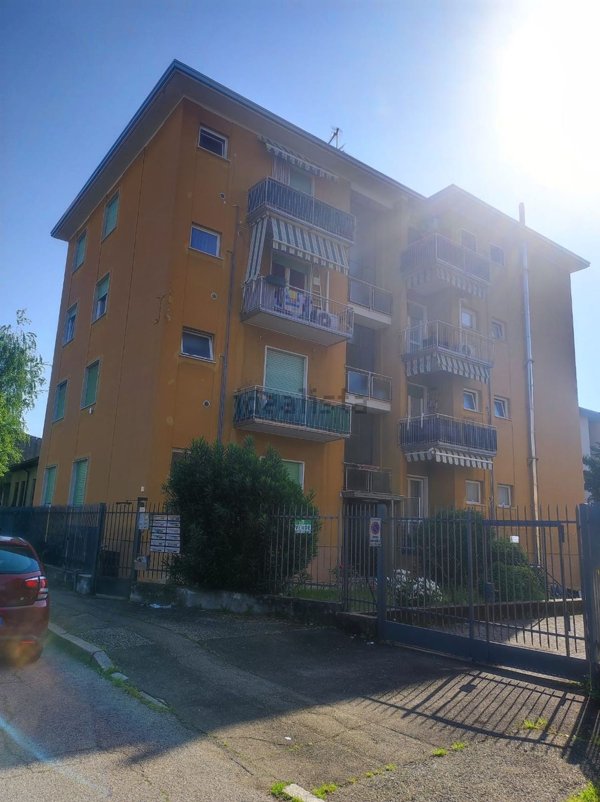 appartamento in vendita a Gallarate in zona Sciarè
