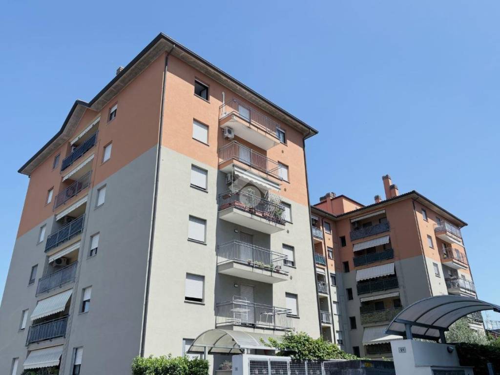 appartamento in vendita a Gallarate in zona Sciarè