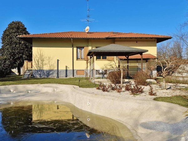 casa indipendente in vendita a Gallarate in zona Madonna in Campagna