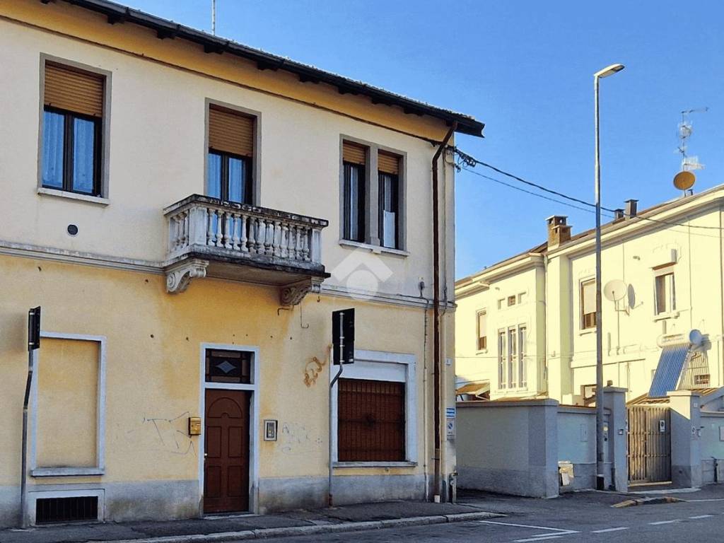 casa indipendente in vendita a Gallarate in zona Madonna in Campagna