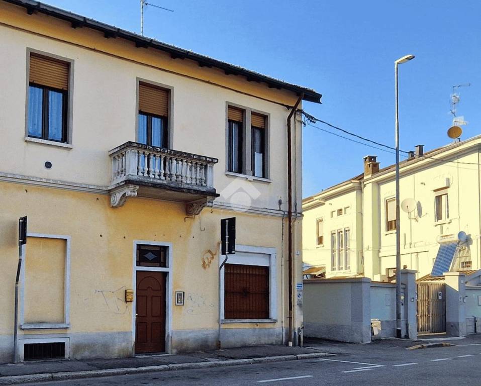 casa indipendente in vendita a Gallarate in zona Madonna in Campagna