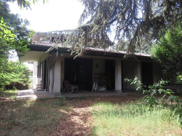 casa indipendente in vendita a Gallarate in zona Sciarè
