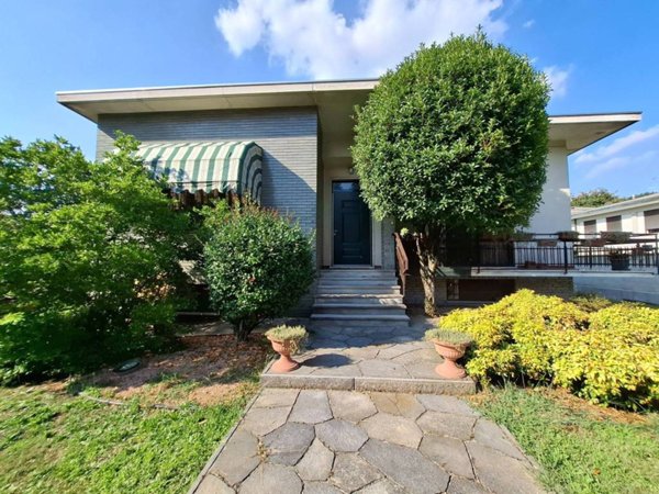casa indipendente in vendita a Gallarate in zona Sciarè