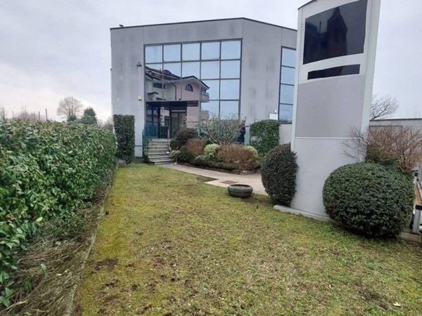 negozio in vendita a Gallarate in zona Moriggia