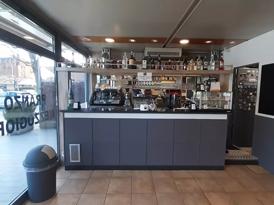 negozio in vendita a Gallarate in zona Crenna