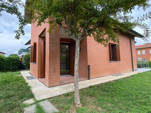 casa indipendente in vendita a Gallarate in zona Crenna