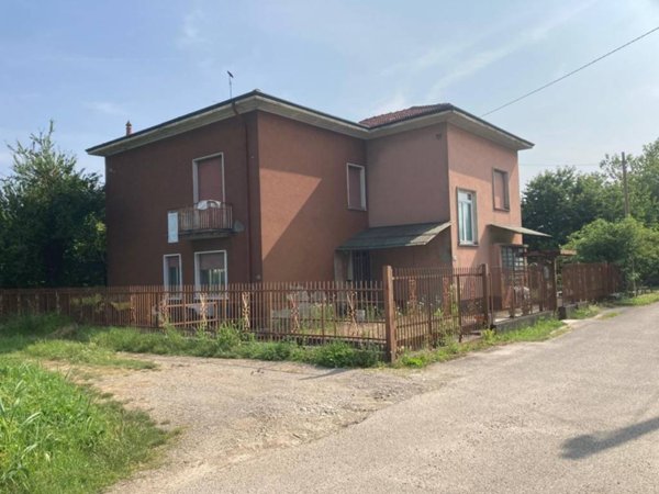casa indipendente in vendita a Gallarate in zona Sciarè