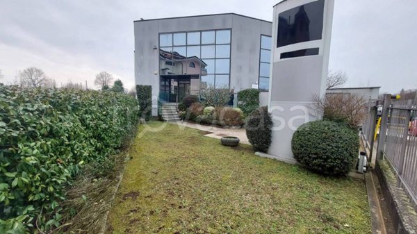 negozio in vendita a Gallarate in zona Crenna