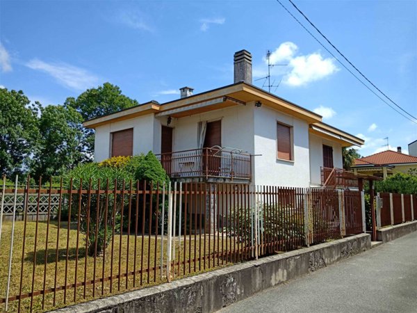 casa indipendente in vendita a Gallarate in zona Madonna in Campagna