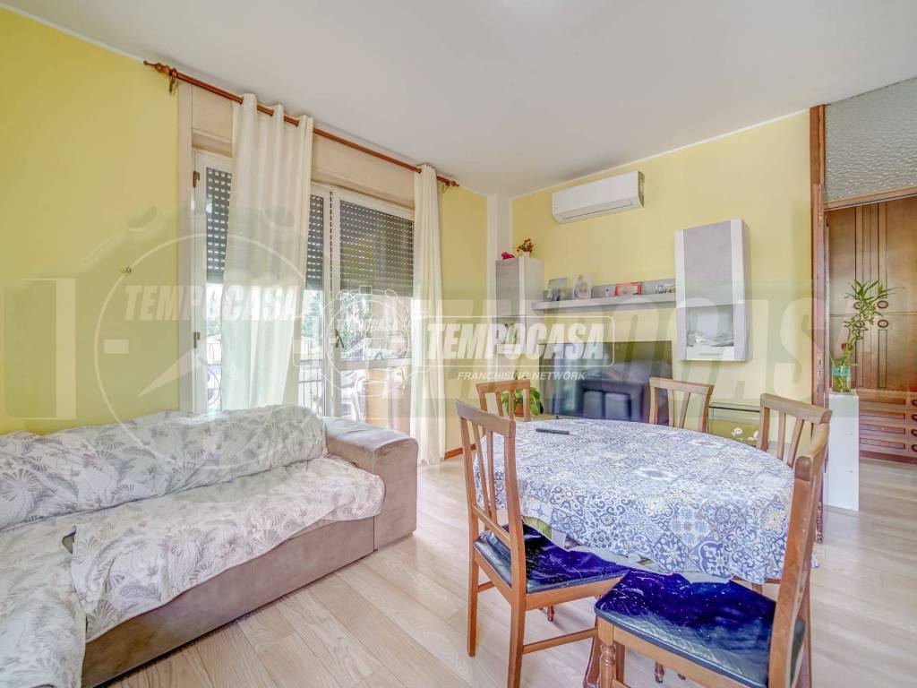 appartamento in vendita a Gallarate in zona Sciarè