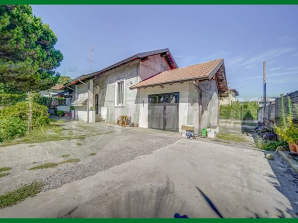 casa indipendente in vendita a Gallarate in zona Moriggia