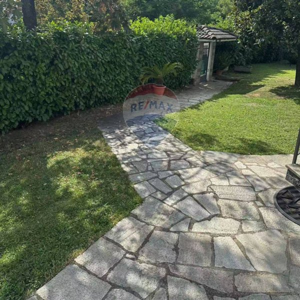 casa indipendente in vendita a Gallarate in zona Arnate