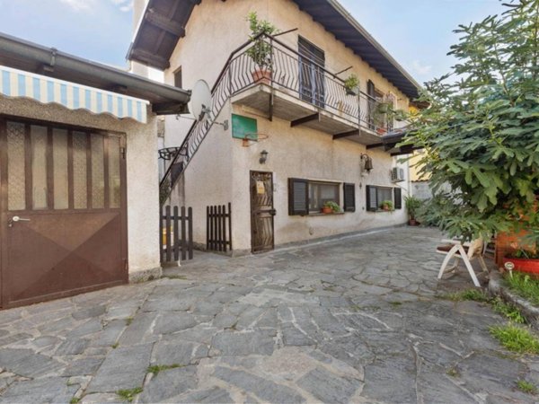 appartamento in vendita a Gallarate in zona Arnate