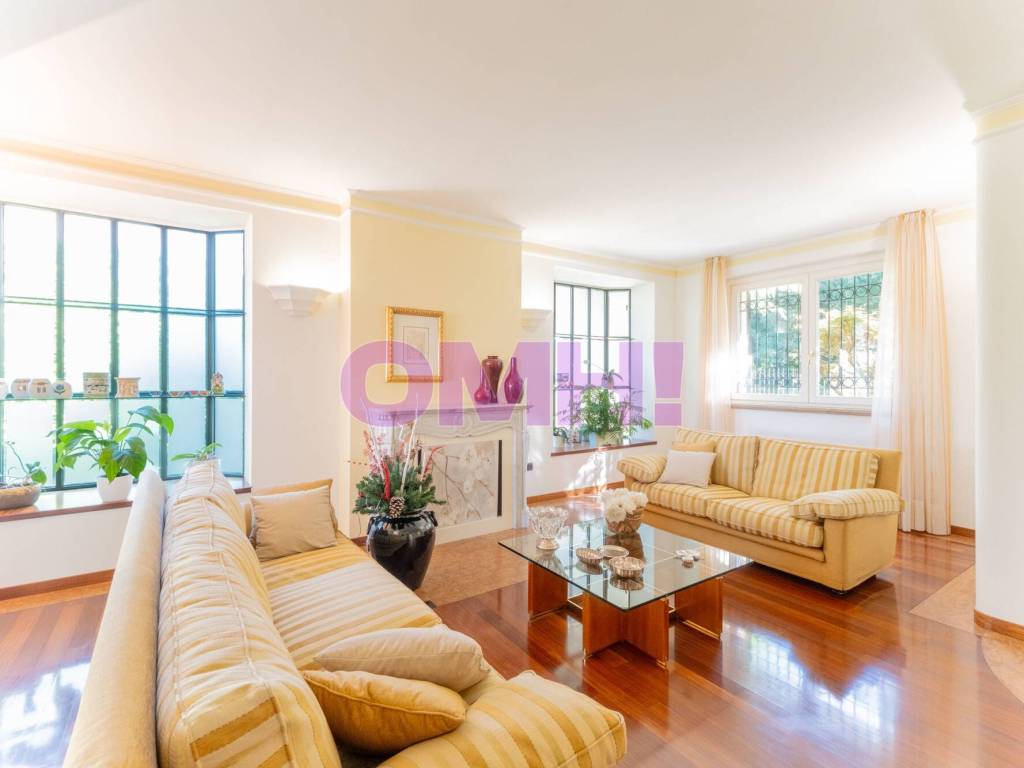 casa indipendente in vendita a Gallarate in zona Sciarè