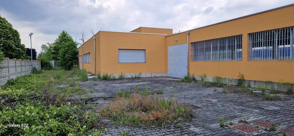 locale commerciale in vendita a Gallarate in zona Sciarè