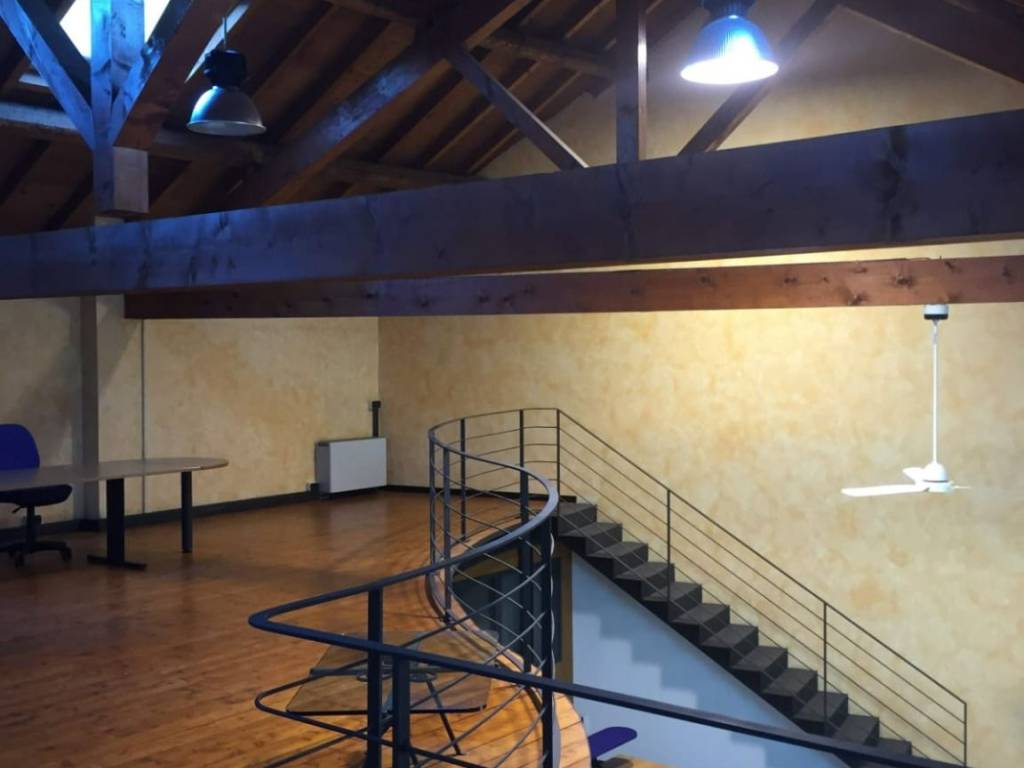 locale commerciale in vendita a Gallarate in zona Arnate