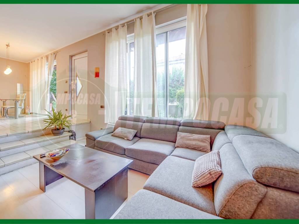 casa indipendente in vendita a Gallarate in zona Ronchi