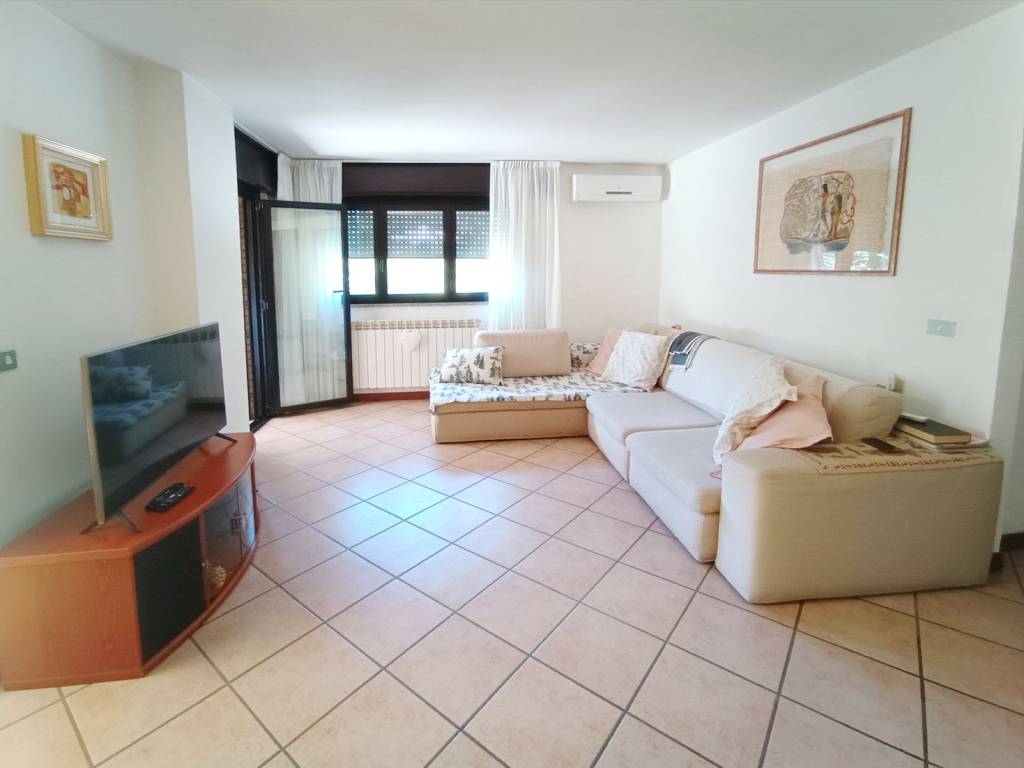 appartamento in vendita a Gallarate in zona Sciarè