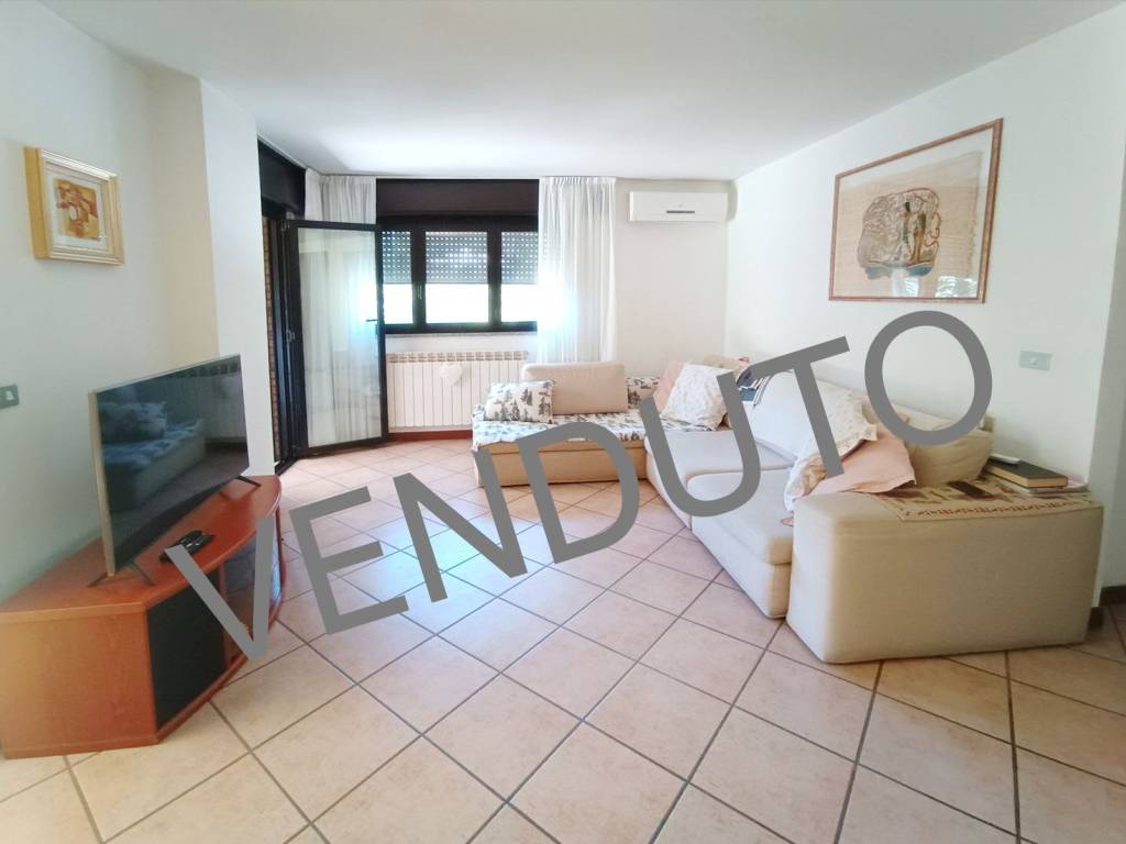 appartamento in vendita a Gallarate in zona Sciarè