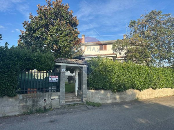 casa indipendente in vendita a Gallarate in zona Arnate