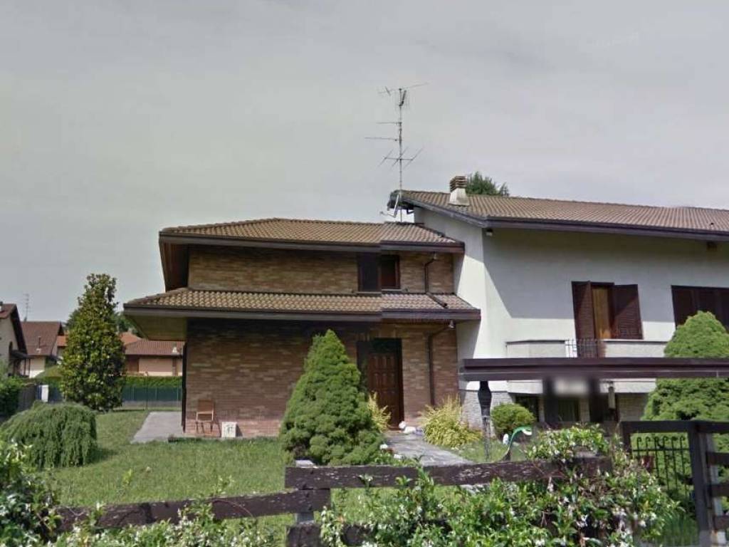 casa indipendente in vendita a Gallarate in zona Sciarè