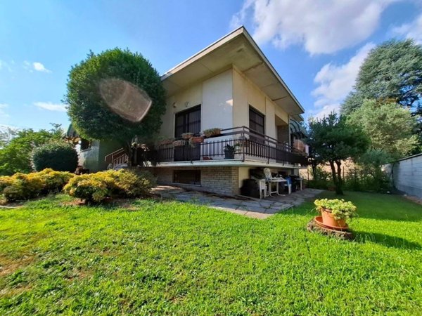 casa indipendente in vendita a Gallarate in zona Sciarè