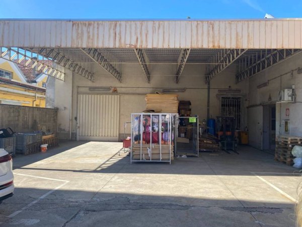 locale commerciale in vendita a Gallarate in zona Cascinetta