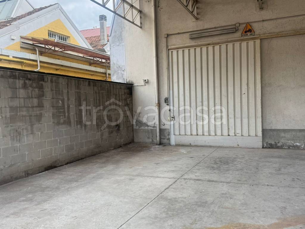 locale commerciale in vendita a Gallarate in zona Cascinetta