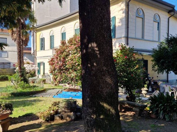 casa indipendente in vendita a Gallarate in zona Sciarè