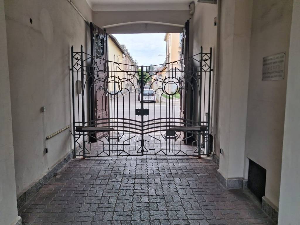 intera palazzina in vendita a Gallarate in zona Moriggia
