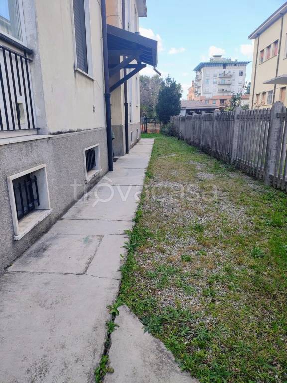 appartamento in vendita a Gallarate in zona Sciarè