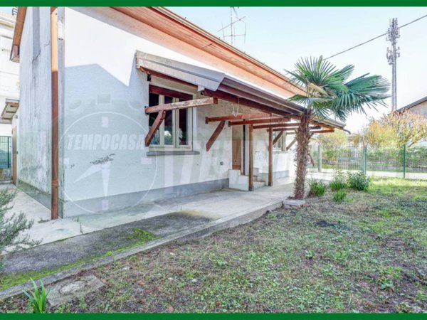 casa indipendente in vendita a Gallarate in zona Ronchi