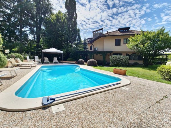 casa indipendente in vendita a Gallarate in zona Sciarè