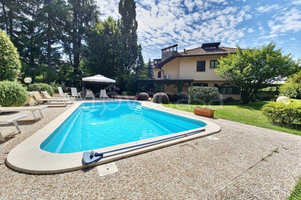 casa indipendente in vendita a Gallarate in zona Sciarè