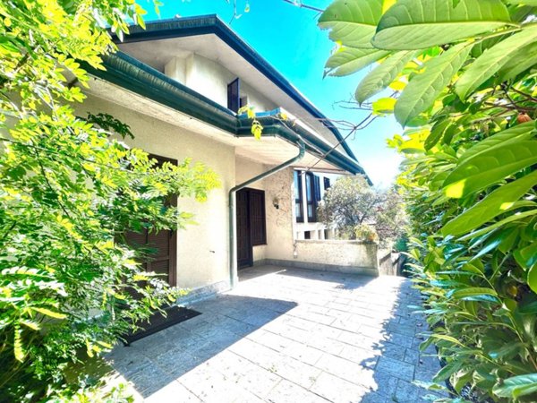 casa indipendente in vendita a Gallarate in zona Sciarè